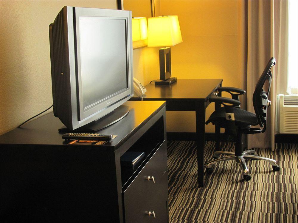Holiday Inn Express Hotel & Suites Burlington By Ihg Esterno foto