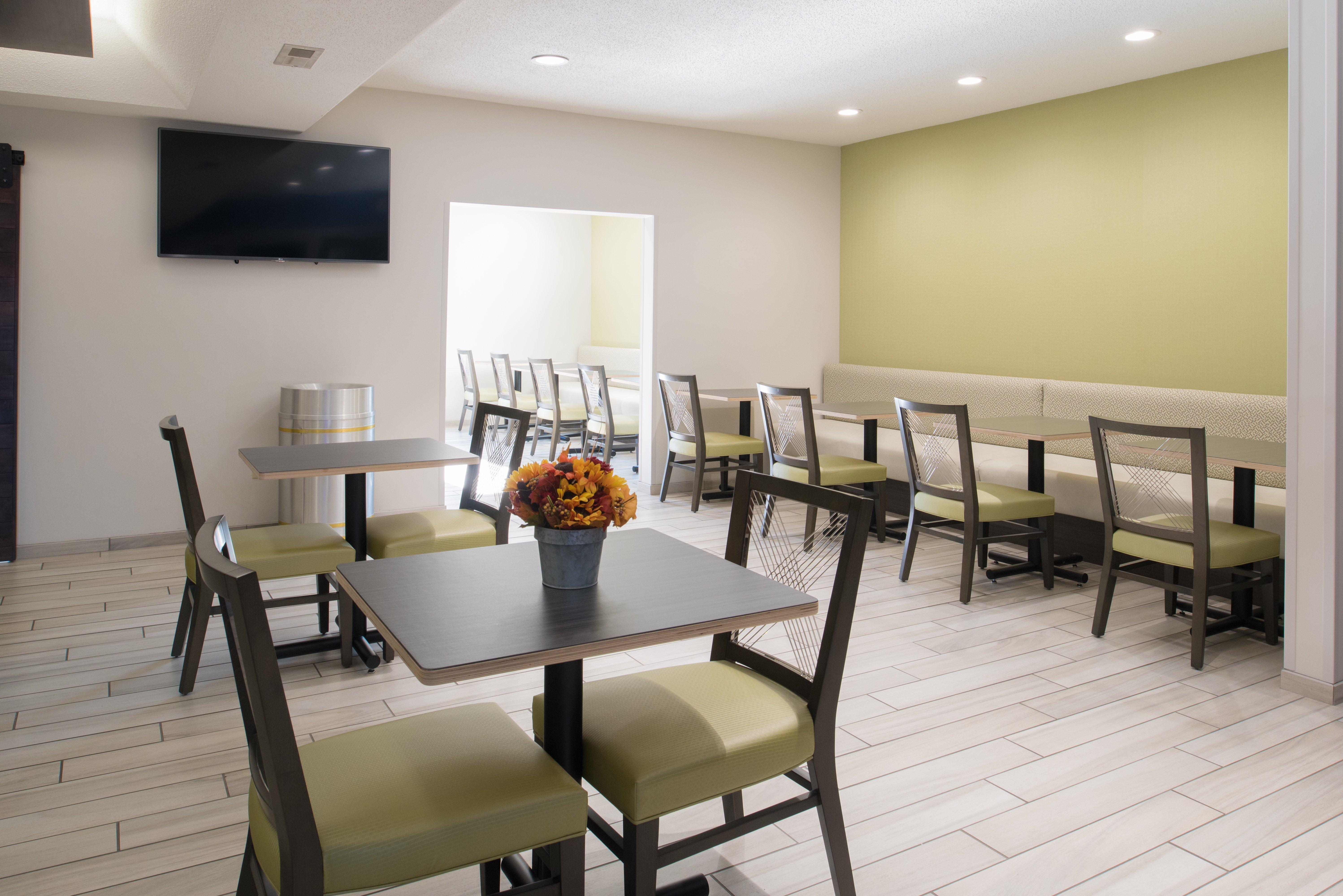Holiday Inn Express Hotel & Suites Burlington By Ihg Esterno foto