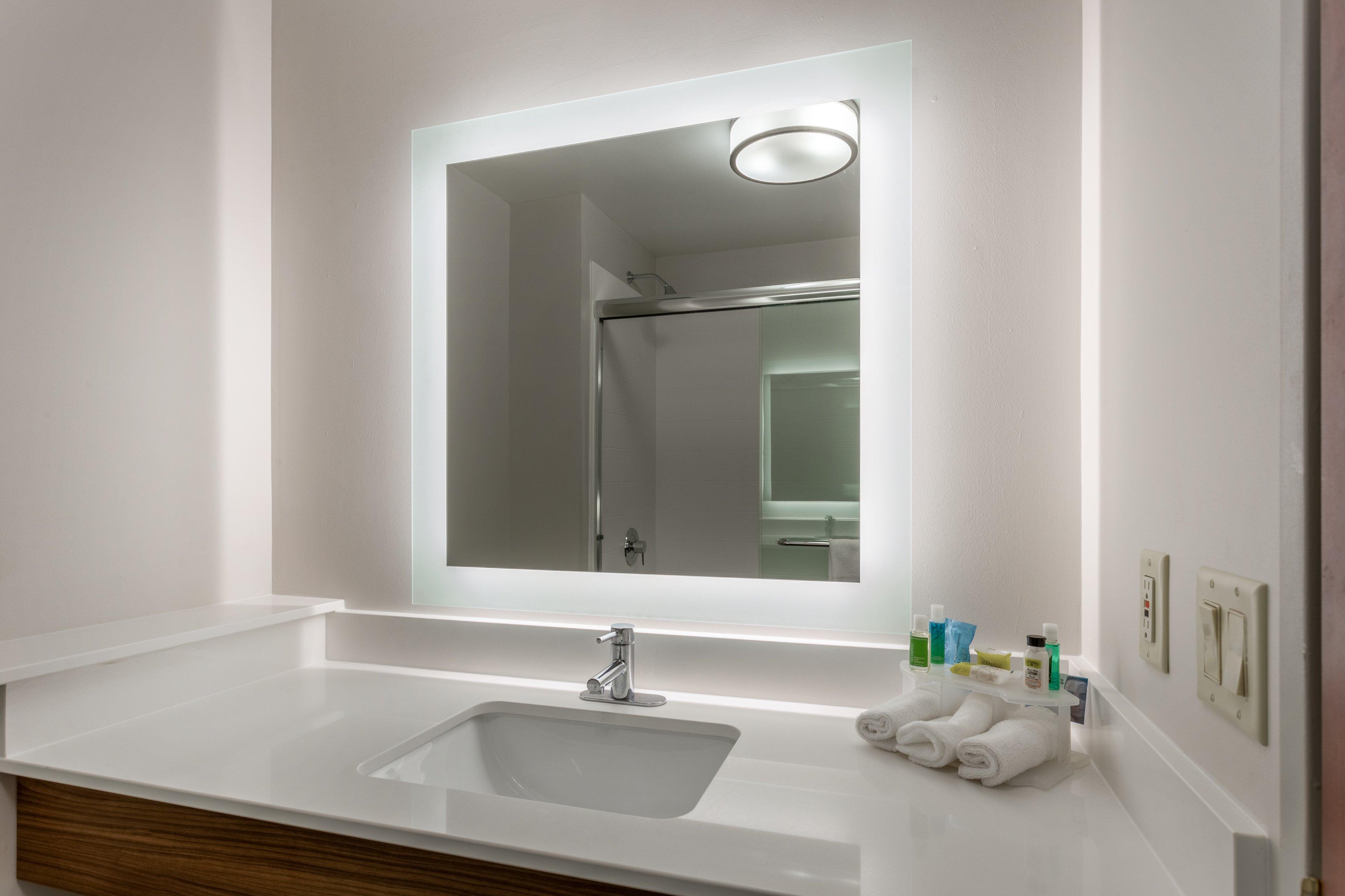 Holiday Inn Express Hotel & Suites Burlington By Ihg Esterno foto