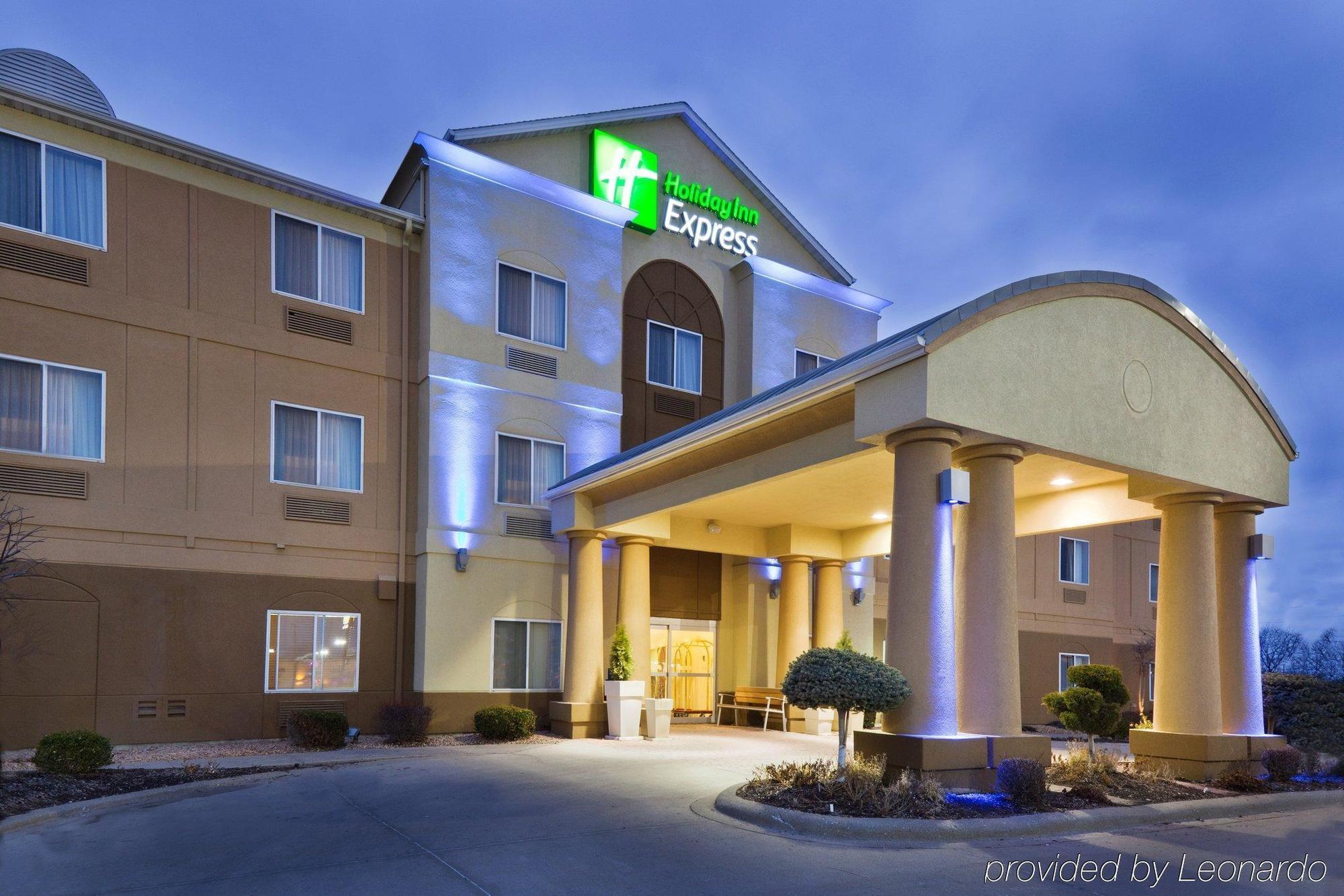 Holiday Inn Express Hotel & Suites Burlington By Ihg Esterno foto