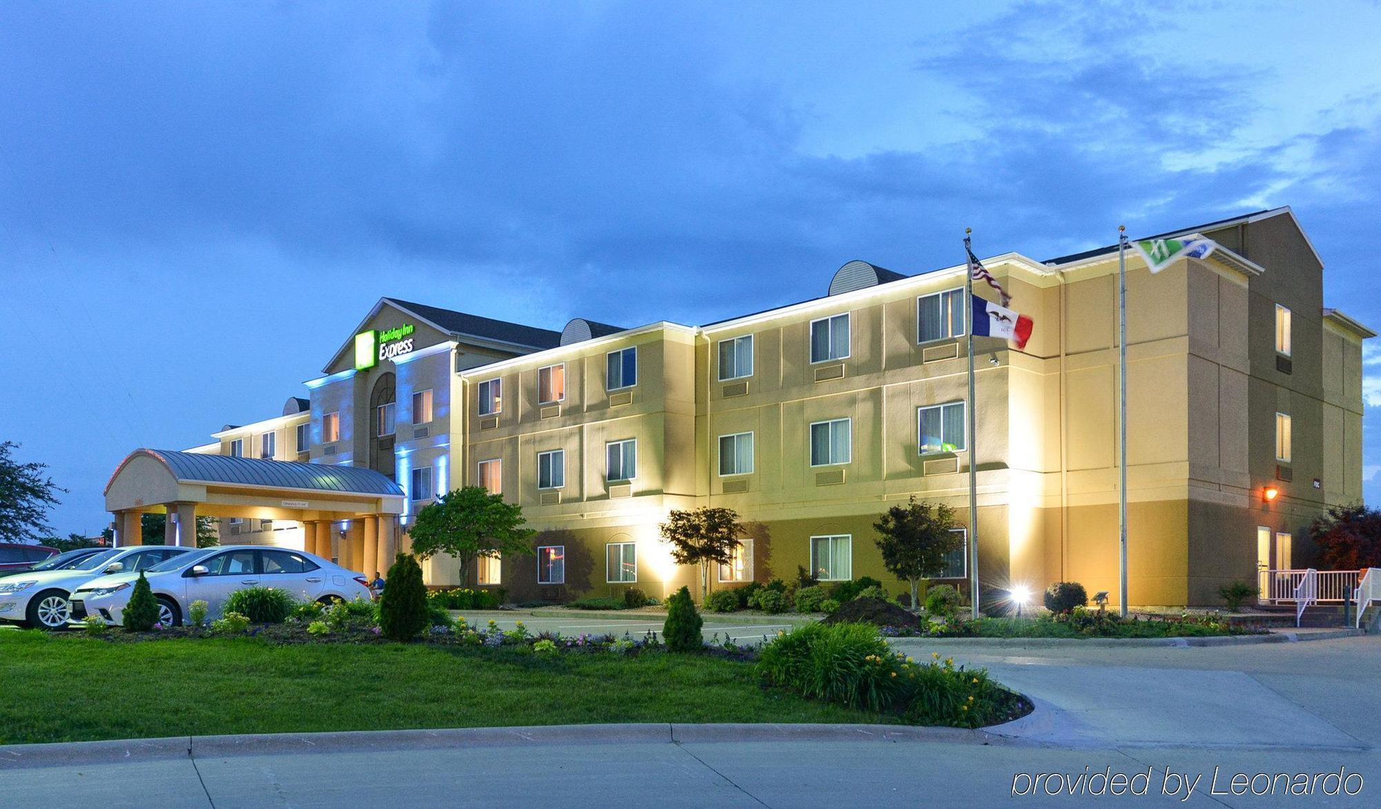 Holiday Inn Express Hotel & Suites Burlington By Ihg Esterno foto