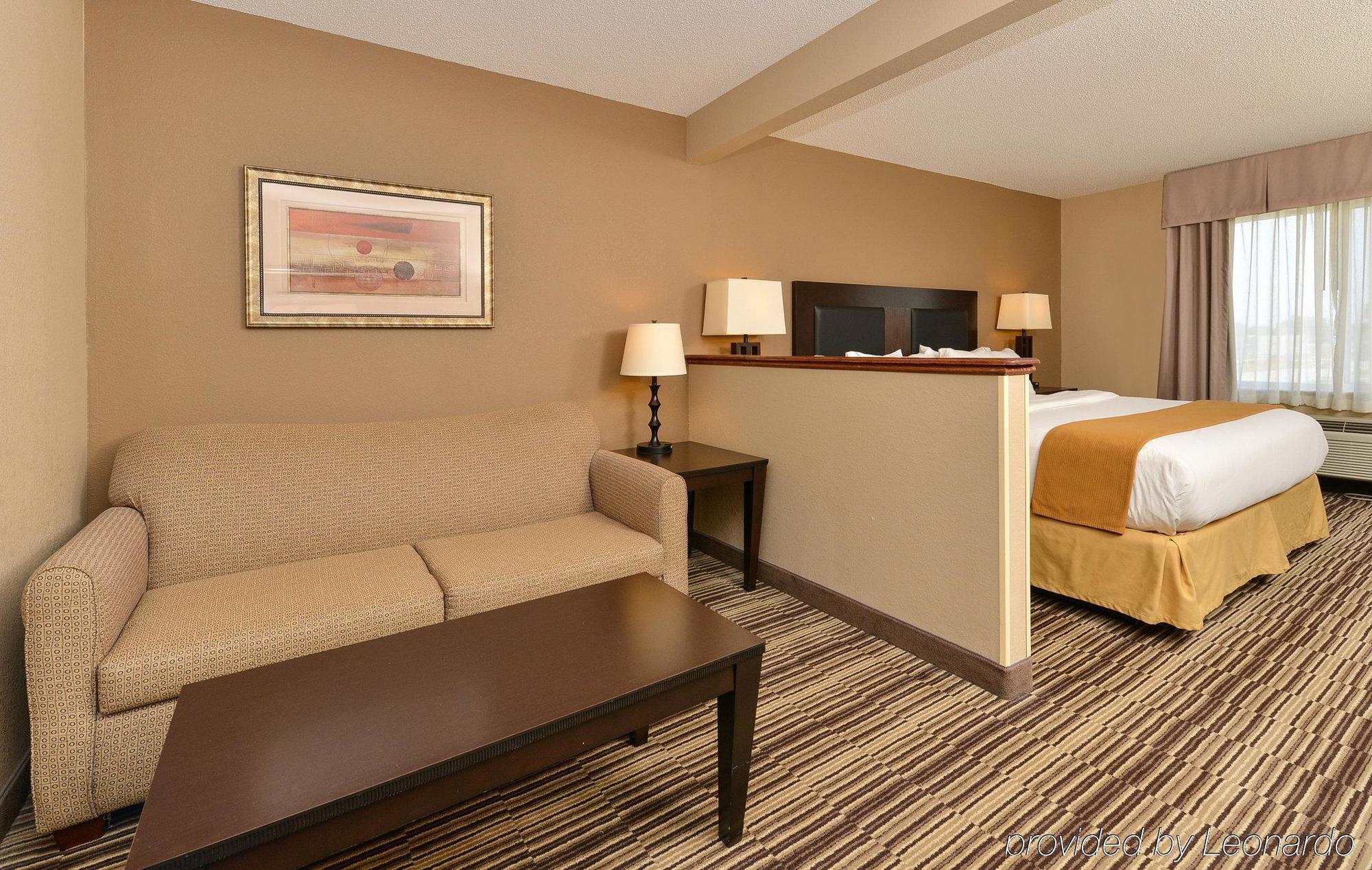 Holiday Inn Express Hotel & Suites Burlington By Ihg Esterno foto