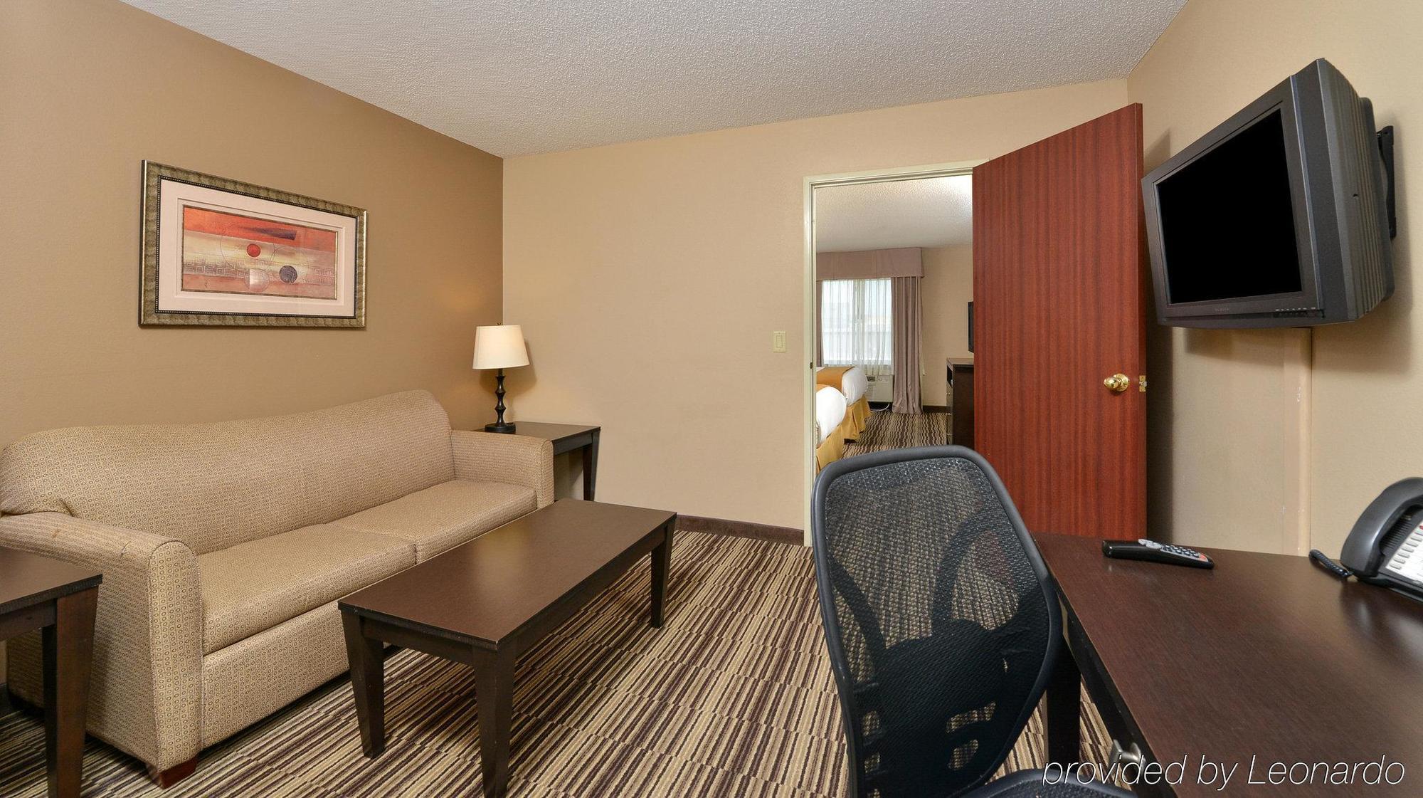 Holiday Inn Express Hotel & Suites Burlington By Ihg Esterno foto